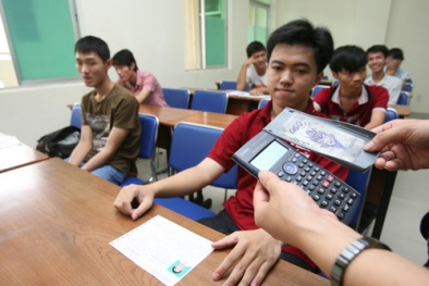 Bị đuổi học nếu không cung cấp video tiêu cực trong phòng thi